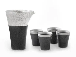 Sake Set Suzune S, 1 Karaffe, 4 Becher S -EisenKunst Verkäufe sake set suzune s 1 karaffe 4 becher s 1